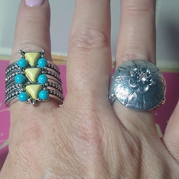 2 Paparazzi stretchy band Rings